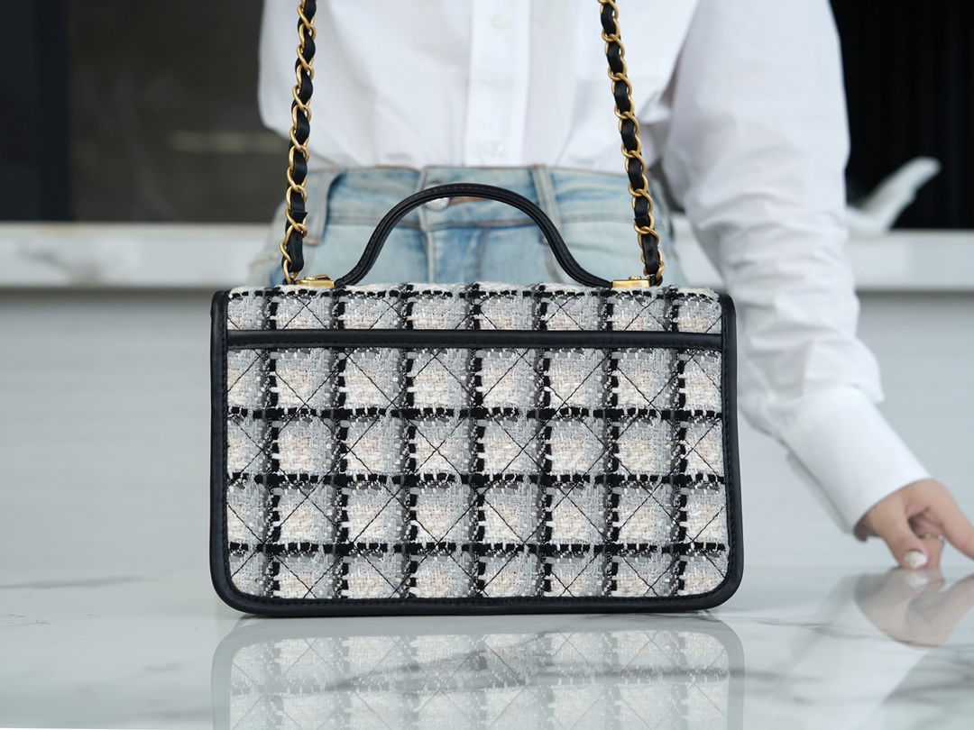 𝗖𝗛𝗔𝗡𝗘𝗟✦ Tweed 𝟮𝟮k long black and white tartan messenger tofu bag 🖤🖤