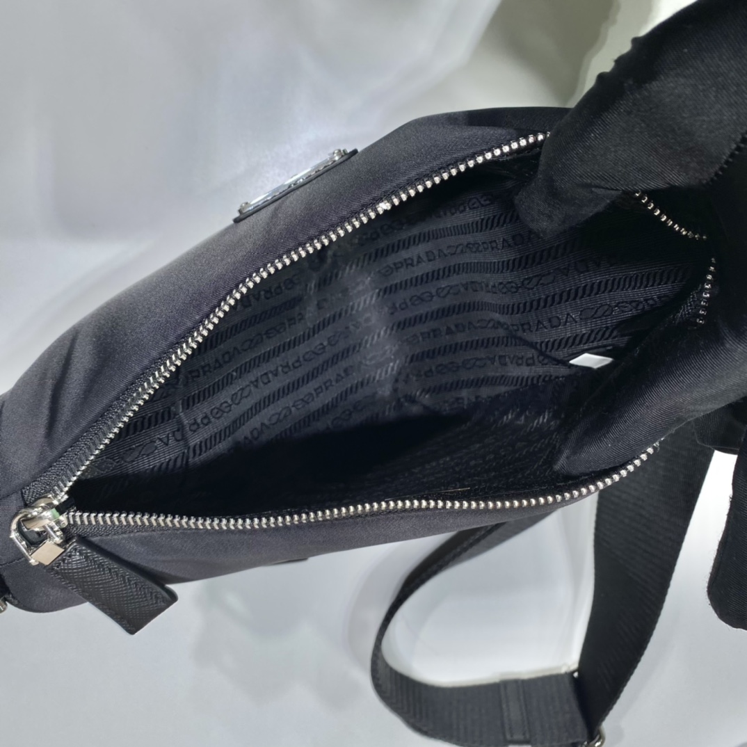 𝐏𝐑𝐀𝐃𝐀 Triangle Crossbody Bag