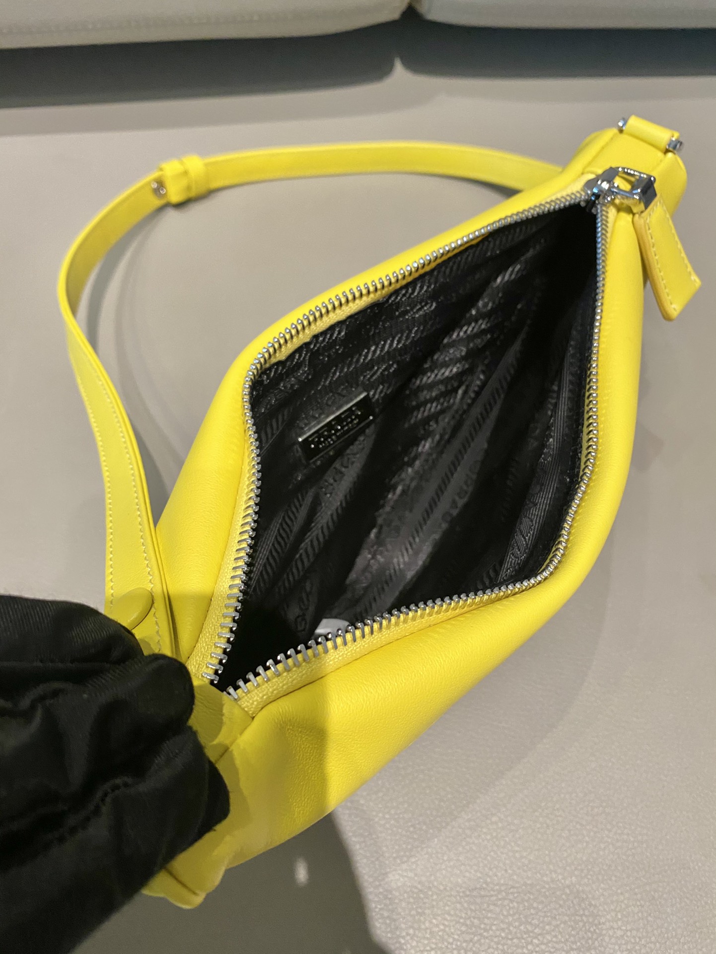 𝐏𝐑𝐀𝐃𝐀 Triangular bag 1NQ043