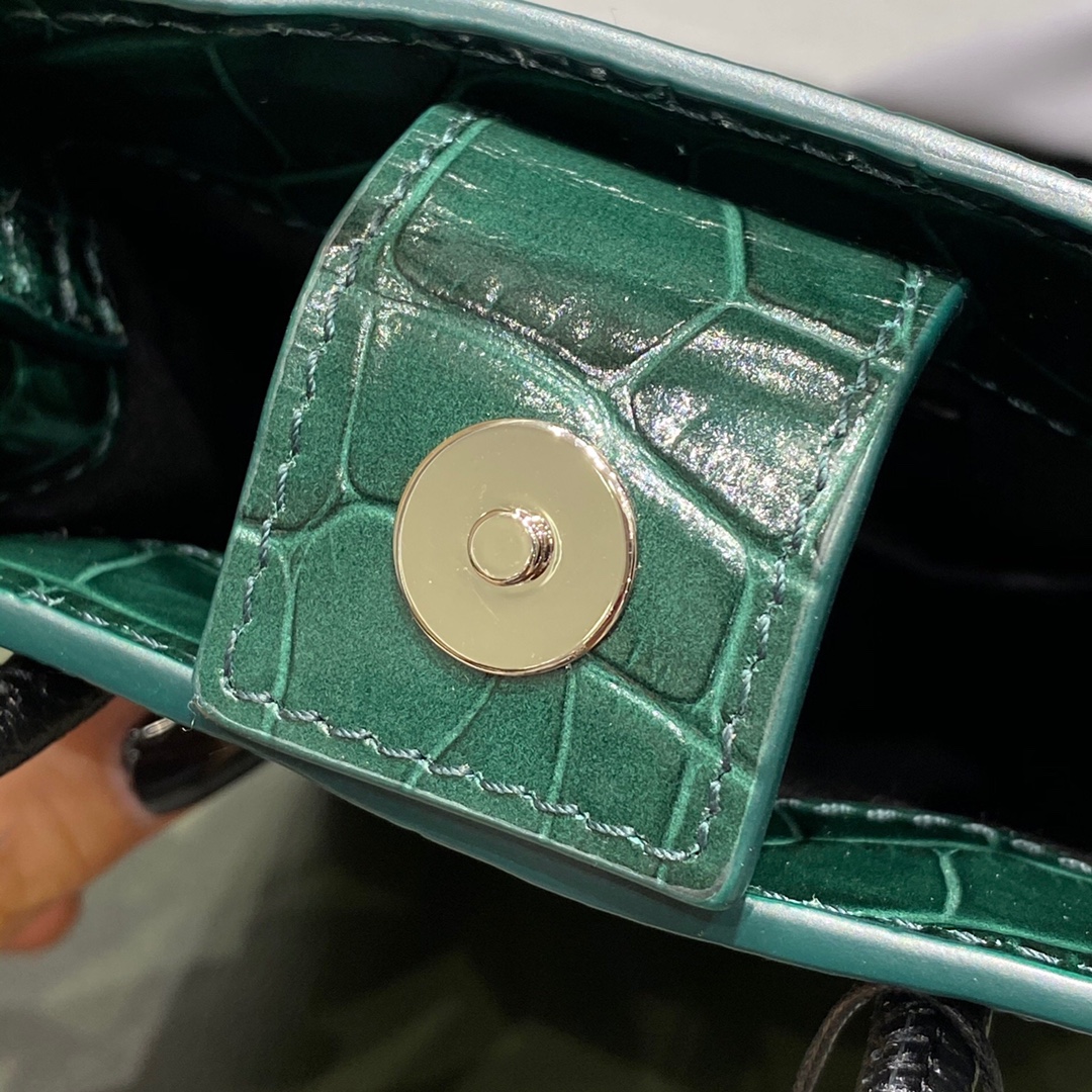 BALENCIAGA 𝗦𝗵𝗼𝗽𝗽𝗶𝗻𝗴 𝗯 𝗮𝗴 Crocodile shopping paper bag