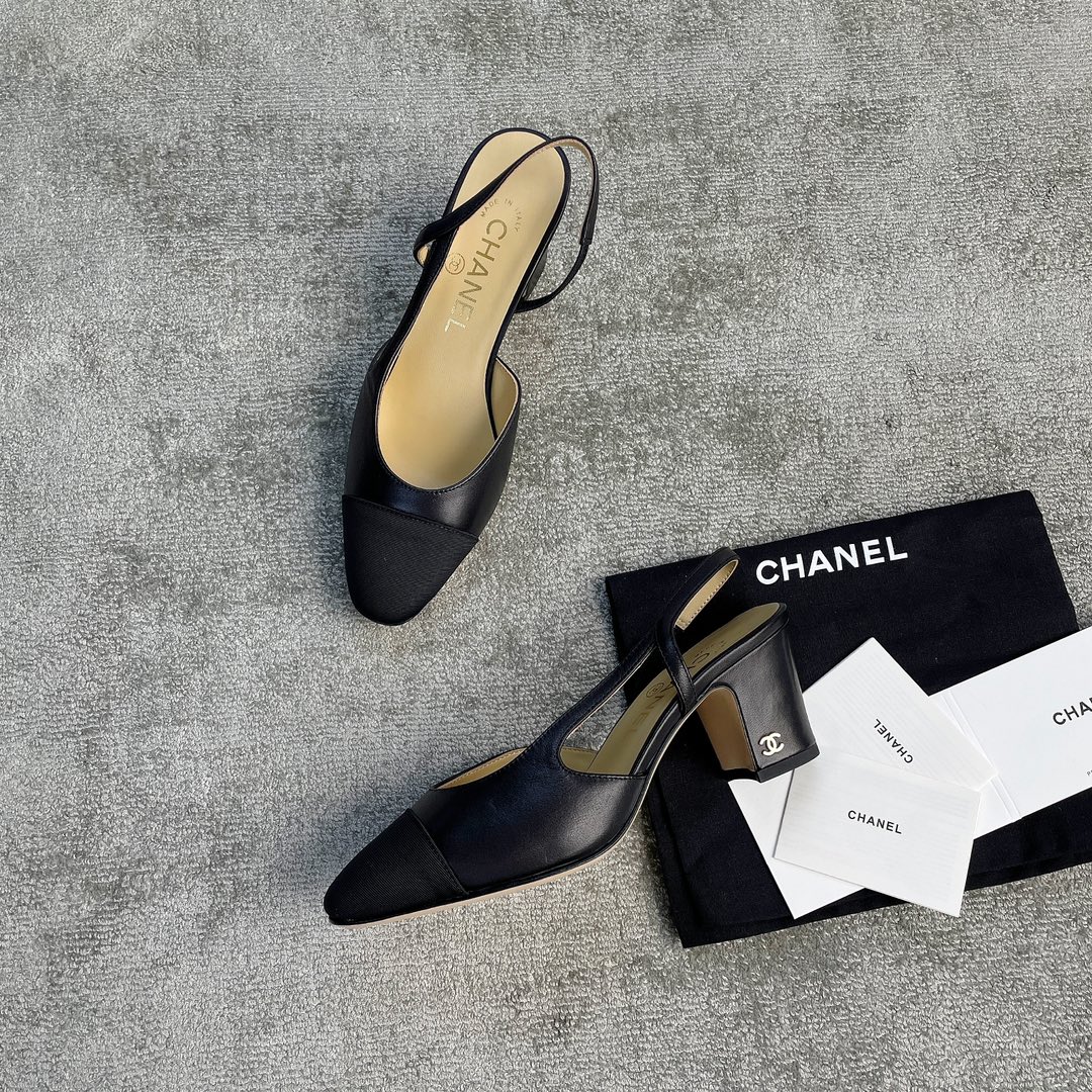 CHANEL especially popular color blocking single shoes continue the classic Chanel characteristics