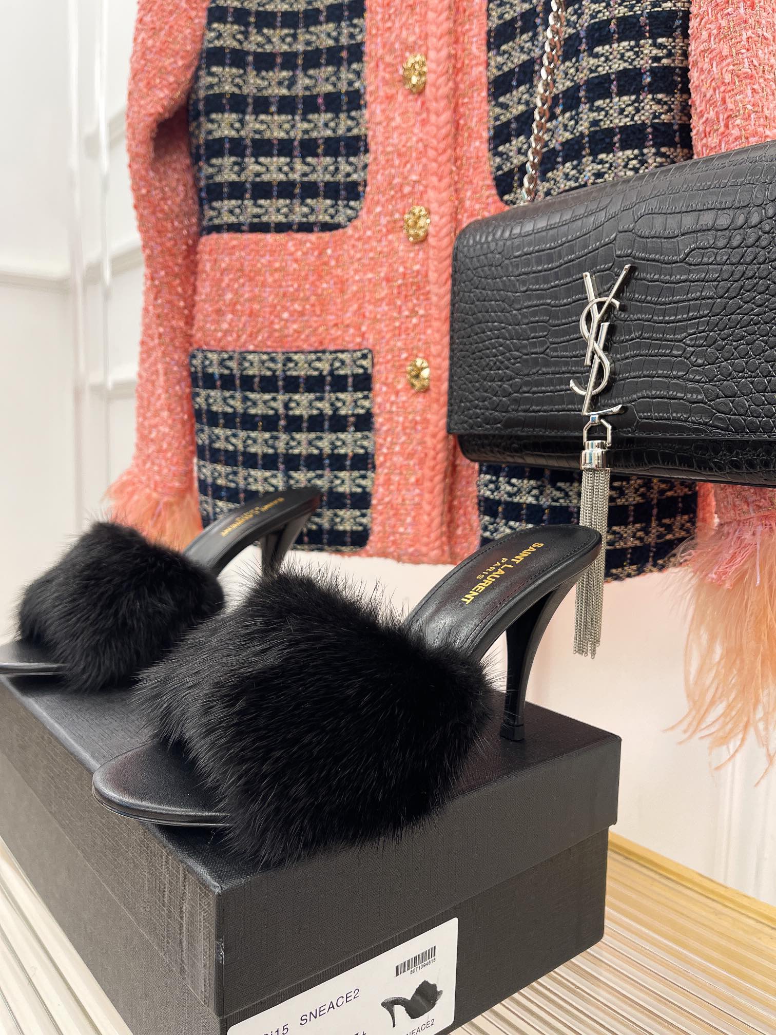 𝙎𝙖𝙞𝙣𝙩 𝙇𝙖𝙪𝙧𝙚𝙣𝙩 | 𝟐𝟎𝟐𝟐/𝐒𝐒 𝐧𝐞𝐰 YSL｜23ss early spring mink fur one high heel slippers