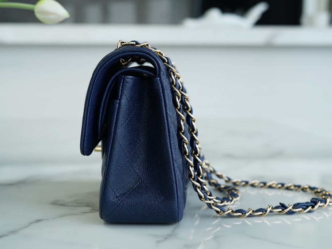 𝐂𝐇𝐀𝐍𝐄𝐋 Classic Flap washed cowhide is made from the most delicate calves just born Washed fetal cow Small Starsky Blue💙