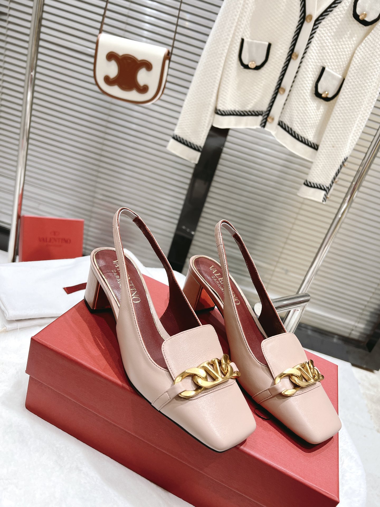 【Valentino】𝟐𝟎𝟐𝟏/𝐒𝐒 𝐧𝐞𝐰  Valentino fabric patent leather lining sheepskin sole cowhide