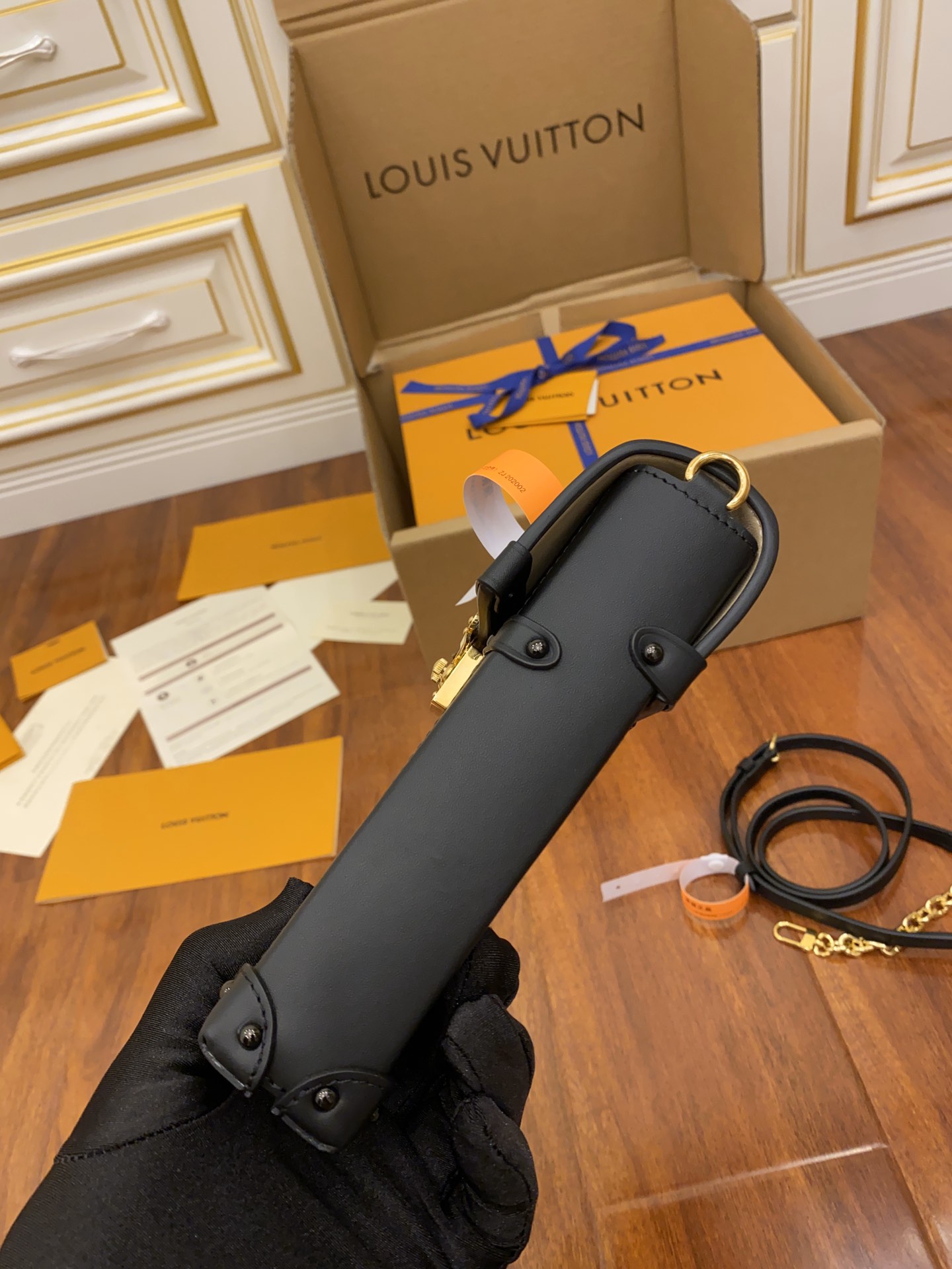 Louis Vuitton  M63913