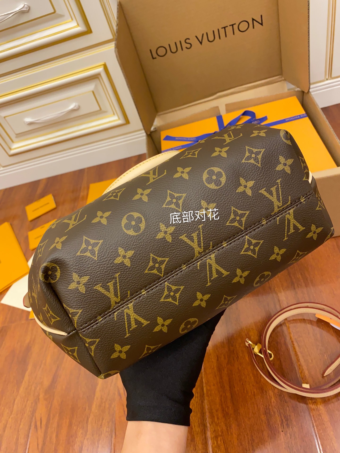 Louis Vuitton M48813