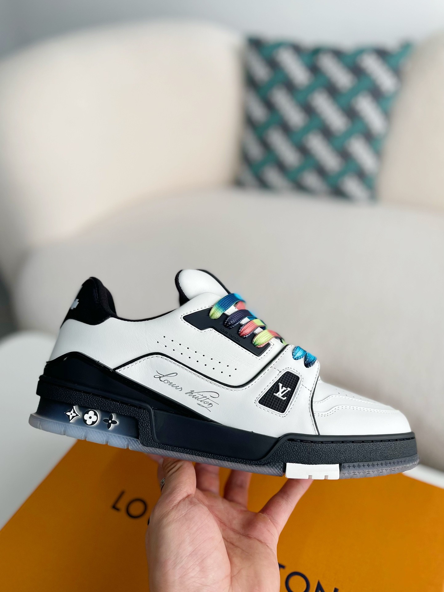 LOUIS VUITTON SNEAKERS