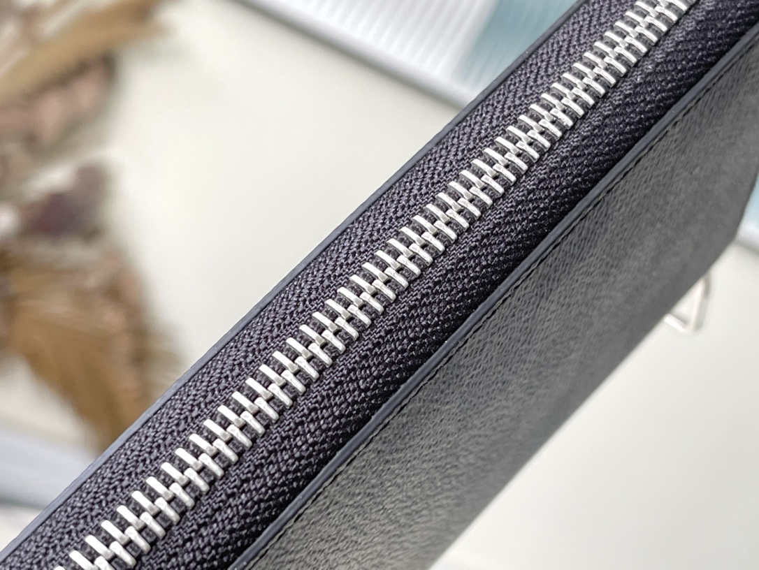 𝐋𝐎𝐔𝐈𝐒 𝐕𝐔𝐈𝐓𝐓𝐎𝐍    N63095