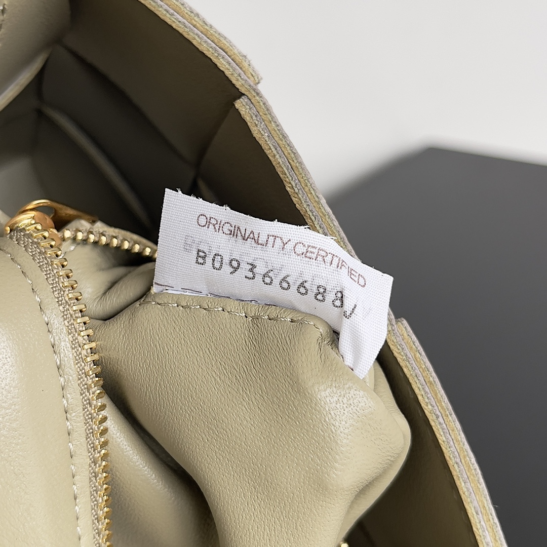 Bottega Veneta Cassette 5-panel lychee print taupe #666870