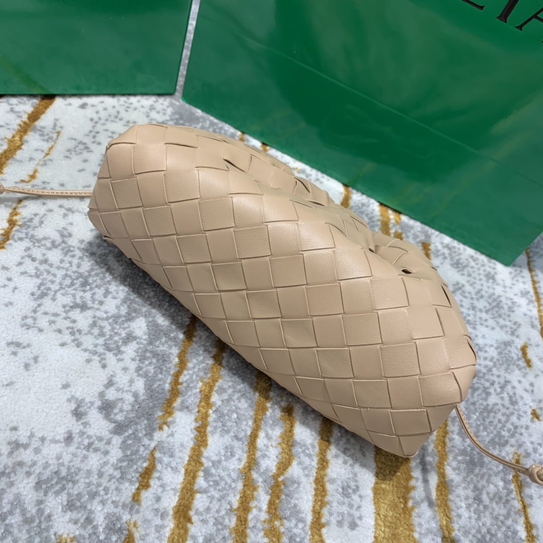 Bottega Veneta  THE MINI POUCH  #585852