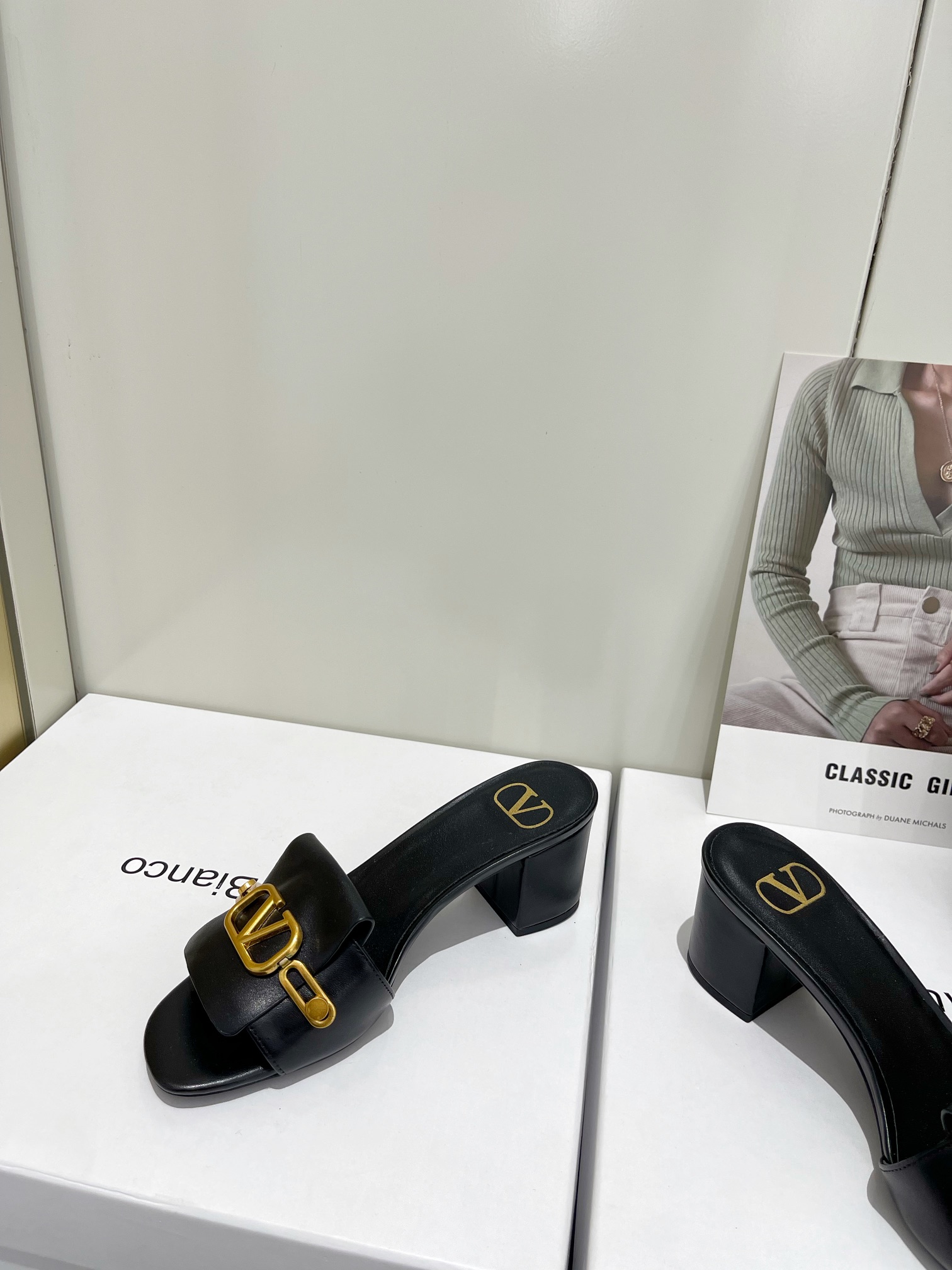 【Valentino】𝟐𝟎𝟐𝟏/𝐒𝐒 𝐧𝐞𝐰  Valentino 2022 / fw spring and summer new women's slippers