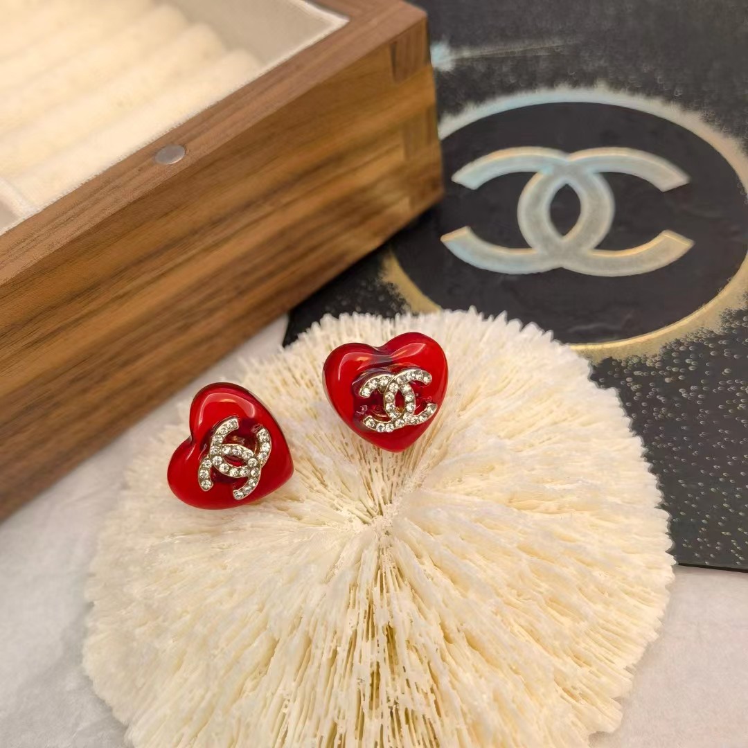CHANEL🇫🇷Xiaoxiang Crystal Diamond Red Agate Love Stud Earrings