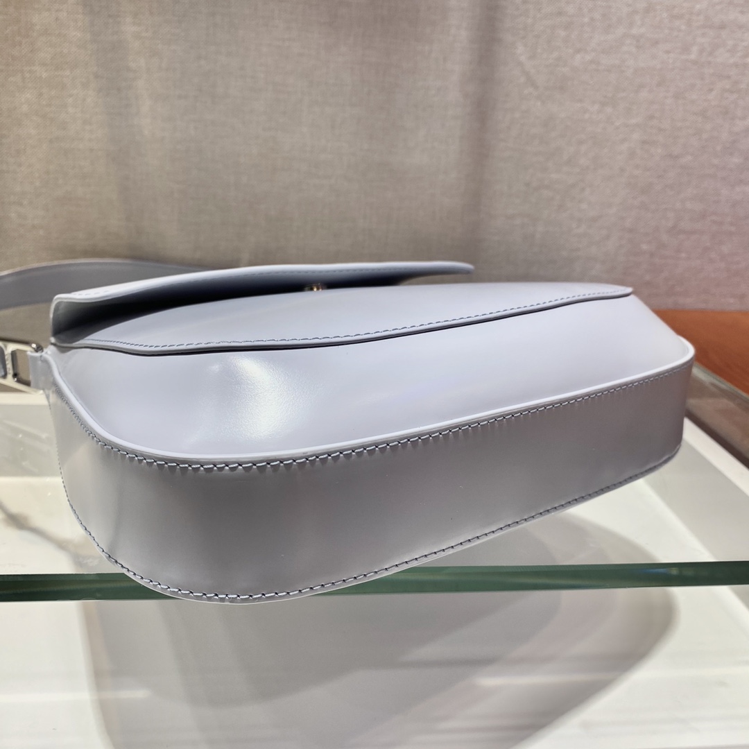 𝐏𝐑𝐀𝐃𝐀 Large flap w/ double shoulder strap 1BD303