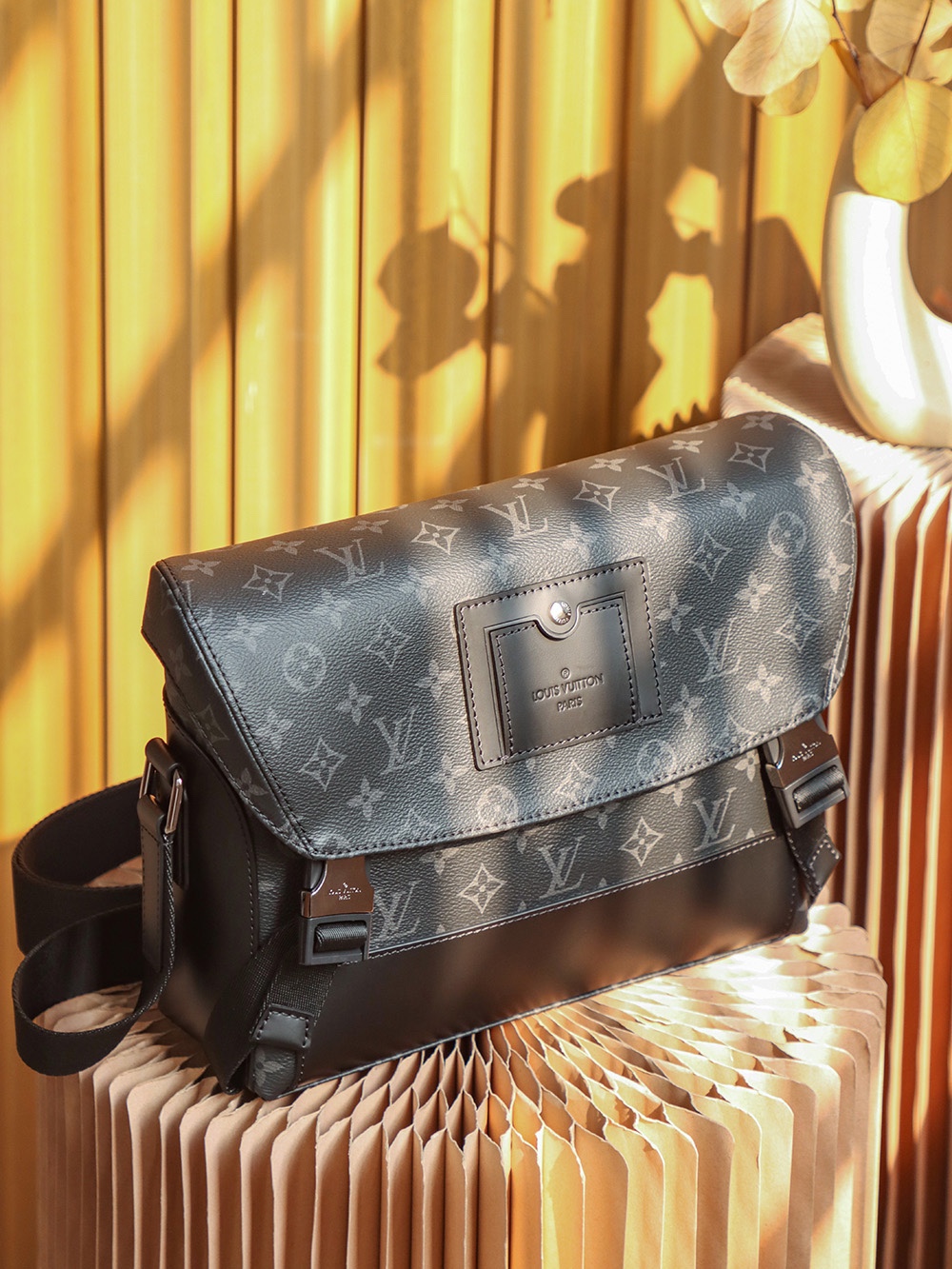 Louis Vuitton 𝐕𝐎𝐘𝐀𝐆𝐄𝐑 messenger bag #M40511#