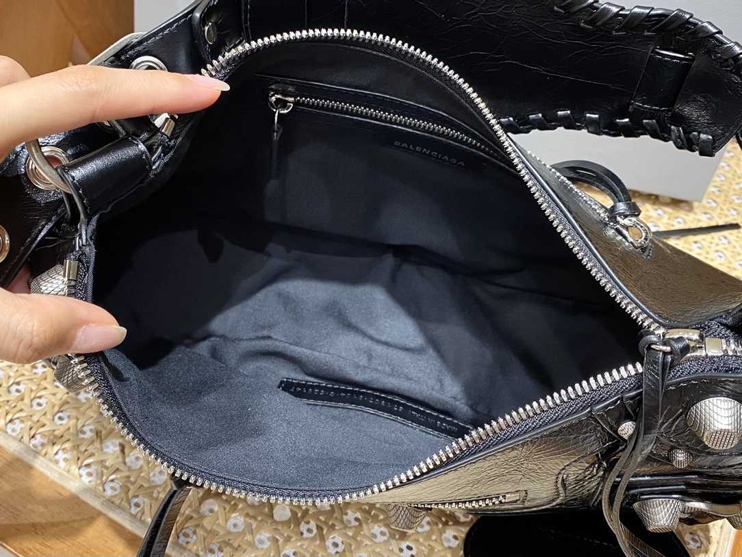 BALENCIAGA 𝐋𝐞 𝐂𝐚𝐠𝐨𝐥𝐞 Moon Bag