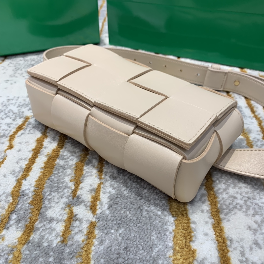 Bottega Veneta  𝗧𝗛𝗘 𝗕𝗘𝗟𝗧 𝗖𝗔𝗦𝗦𝗘𝗧𝗧𝗘 # 639367