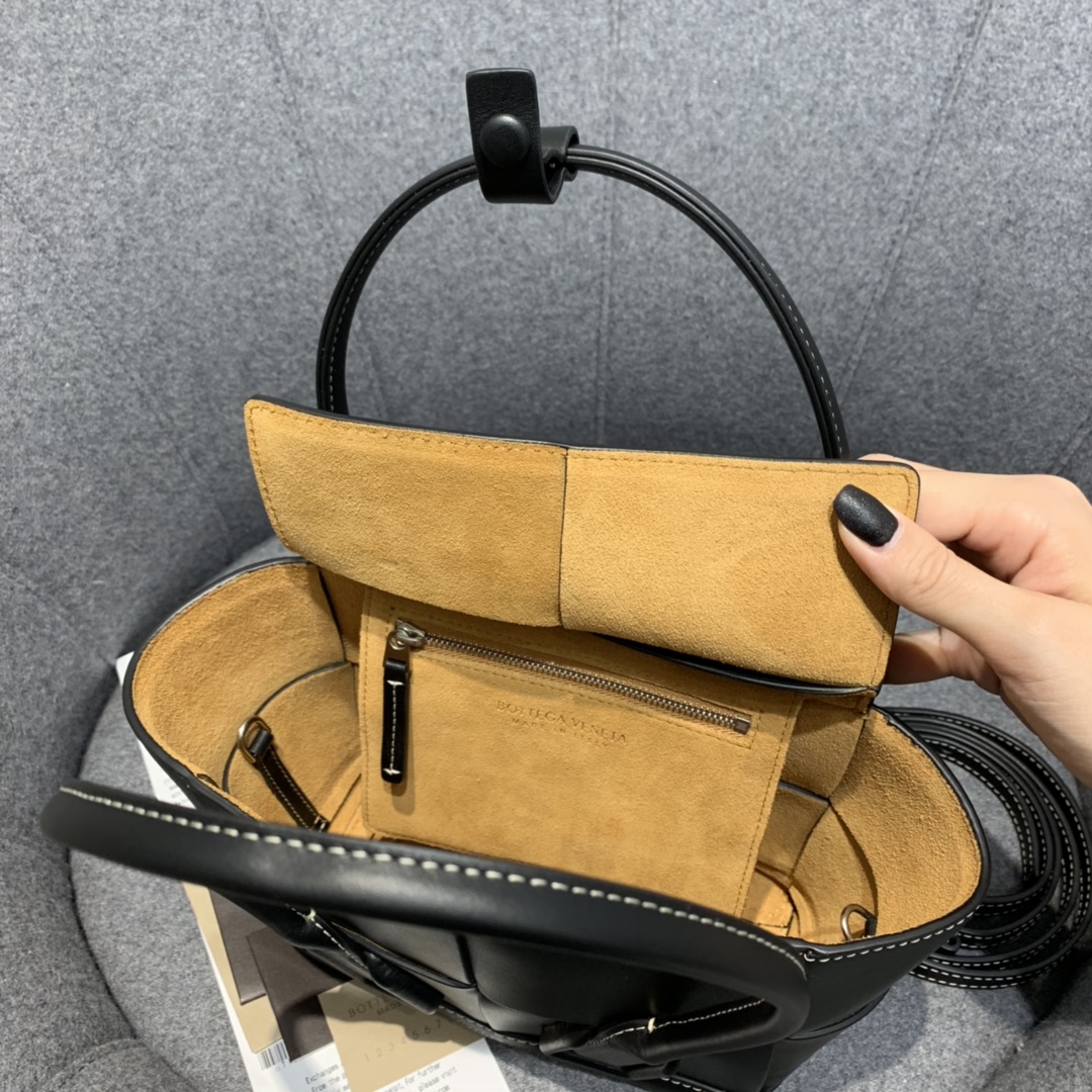 Bottega Veneta  ARCO  #600606