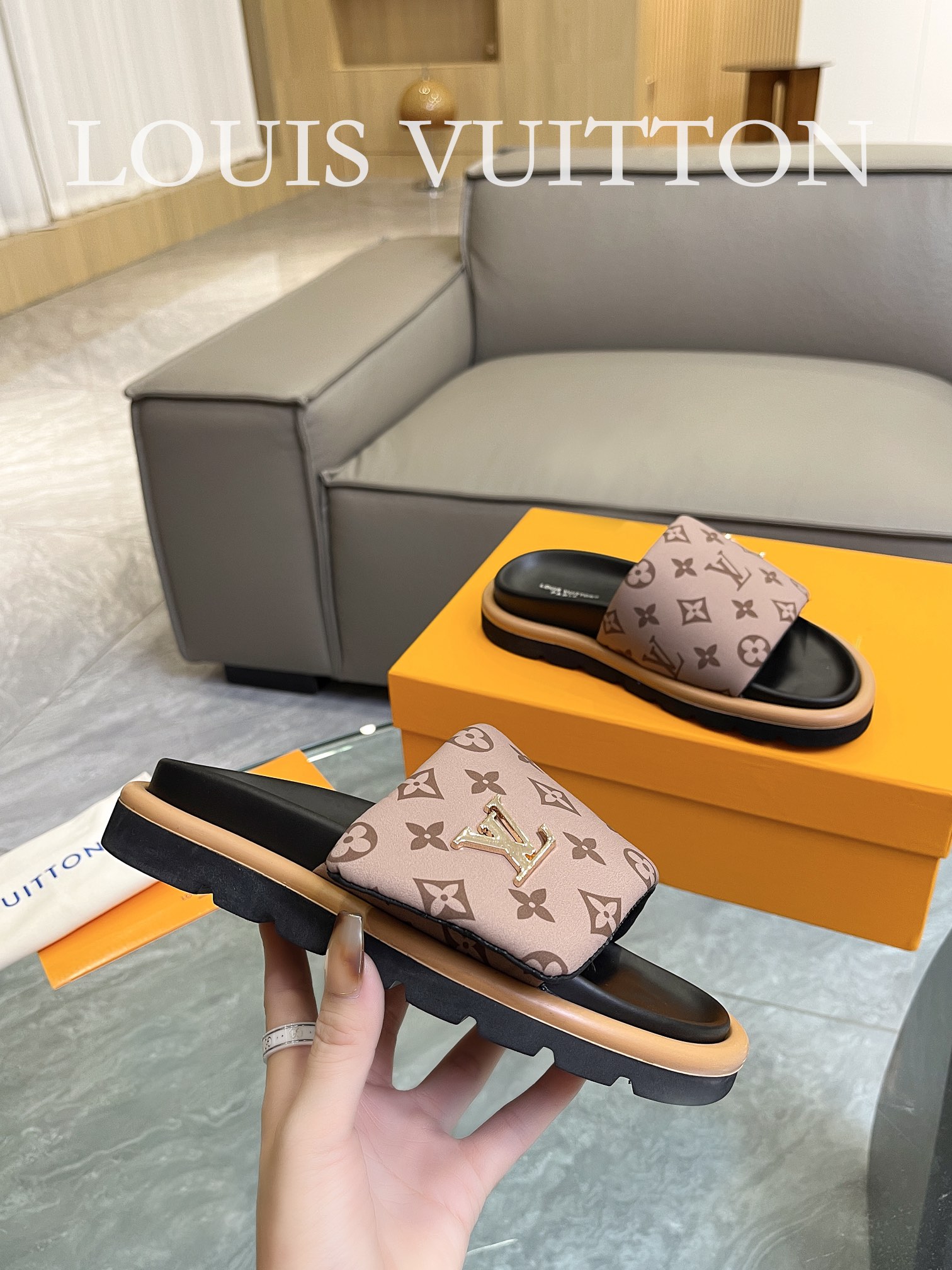 Louis Vuitton 2023 couple models embossed print