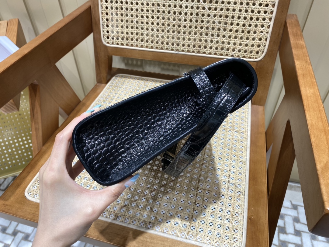 SAINT LAURENT 𝑴𝒂𝒏𝒉𝒂𝒕𝒕𝒂𝒏 〈Original leather version〉#579271