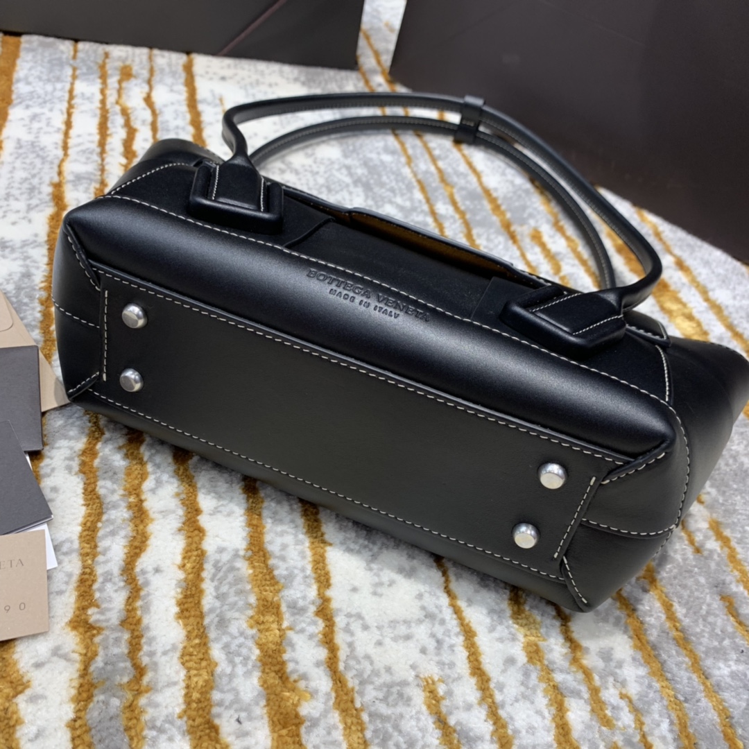 Bottega Veneta  𝙏𝙝𝙚 𝘼𝙧𝙘𝙤 𝟯𝟯 #575943