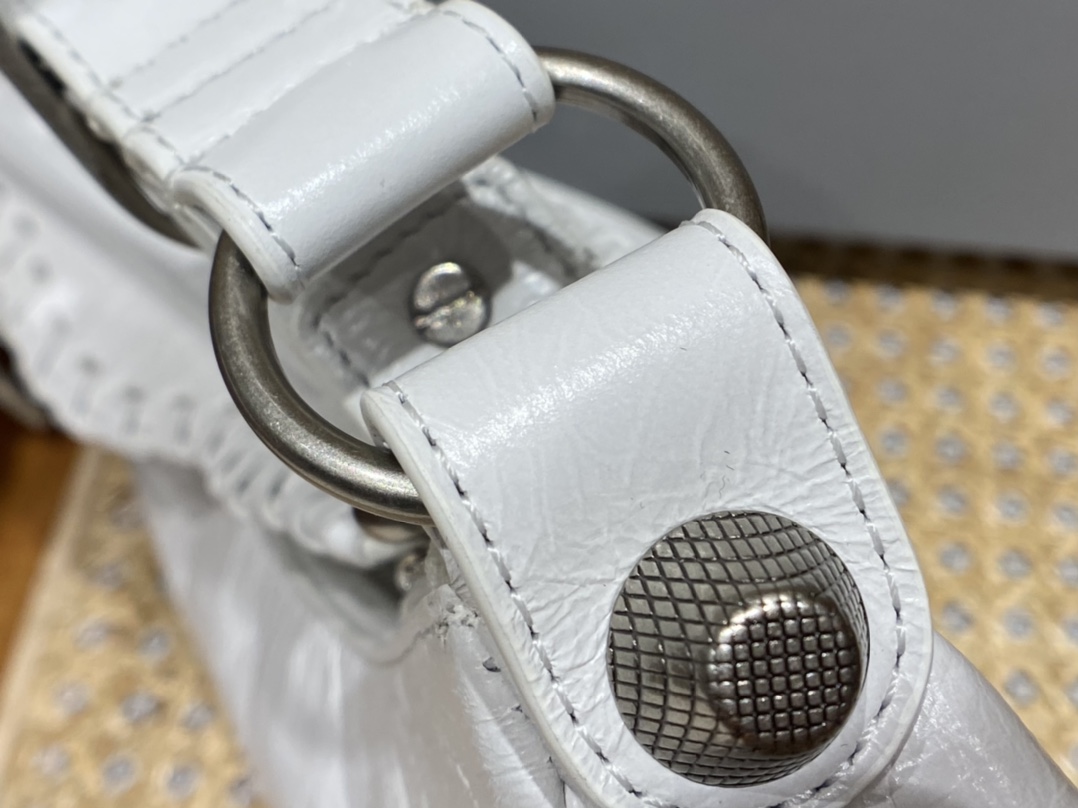 BALENCIAGA 𝐋𝐞 𝐂𝐚𝐠𝐨𝐥𝐞 Moon Bag