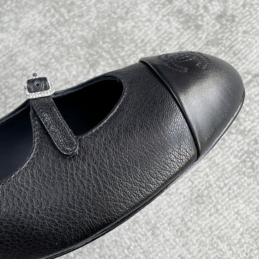 CHANEL Xiao Xiang's new double strap ballet shoes above the buckle on the small diamonds of the delicate shine