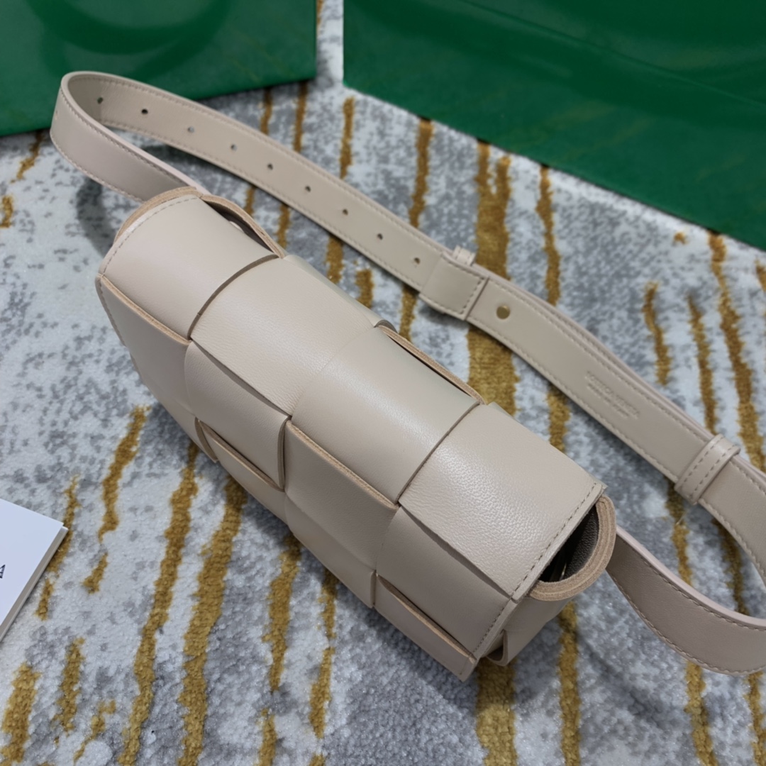 Bottega Veneta  𝗧𝗛𝗘 𝗕𝗘𝗟𝗧 𝗖𝗔𝗦𝗦𝗘𝗧𝗧𝗘 # 639367