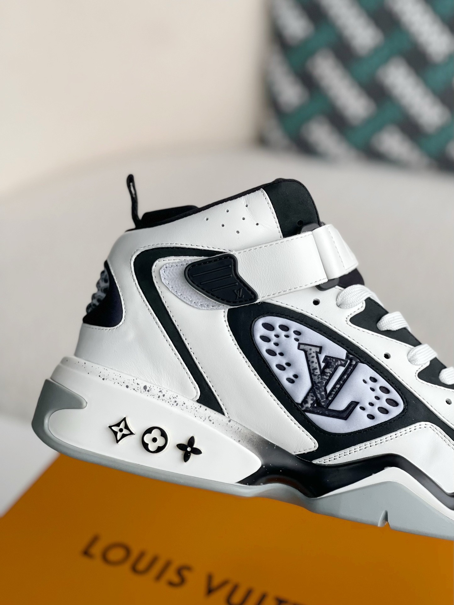 LOUIS VUITTON Trainer Adjustable Mode Paste Sports Casual Shoes