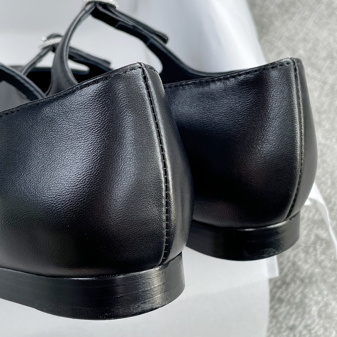 CHANEL Xiao Xiang's new double strap ballet shoes above the buckle on the small diamonds of the delicate shine