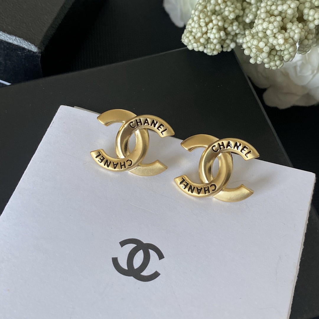 CHANEL🇫🇷Xiaoxiang Finely carved and printed letter earrings earrings