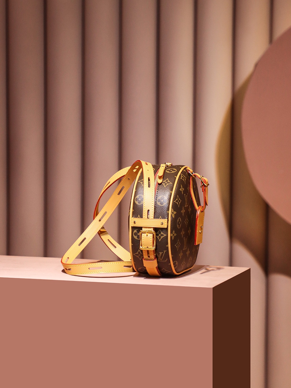 Louis Vuitton 𝐁𝐎𝐈𝐓𝐄 𝐂𝐇𝐀𝐏𝐄𝐀𝐔 𝐒𝐎𝐔𝐏𝐋𝐄 new version big soft cake M45747