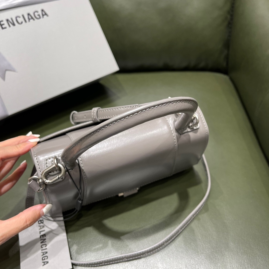 BALENCIAGA 𝐇𝐨𝐮𝐫𝐠𝐥𝐚𝐬𝐬 𝐒 The hourglass bag of the fashion world