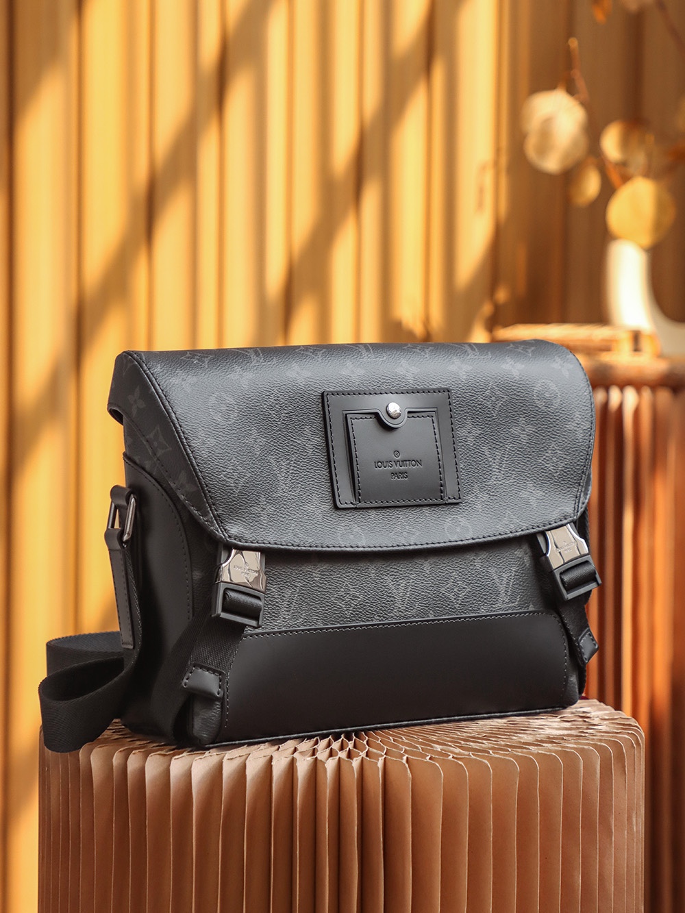 Louis Vuitton 𝐕𝐎𝐘𝐀𝐆𝐄𝐑 messenger bag #M40511#