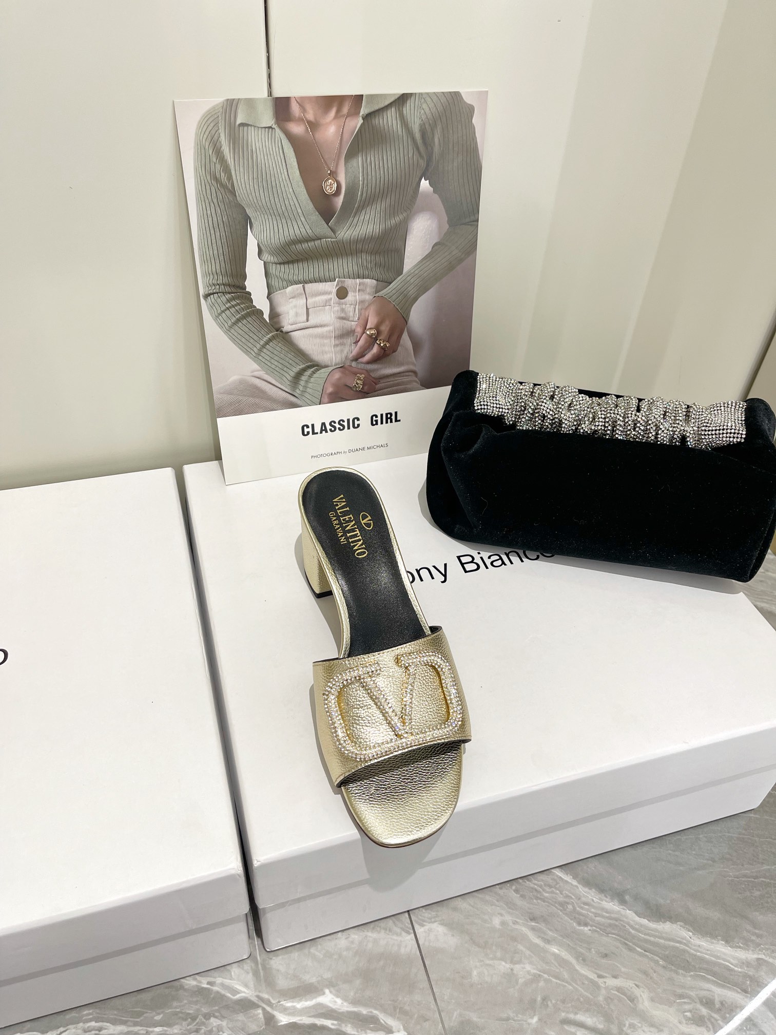 【Valentino】𝟐𝟎𝟐𝟏/𝐒𝐒 𝐧𝐞𝐰  Valentino 2022 / fw spring and summer new women's slippers