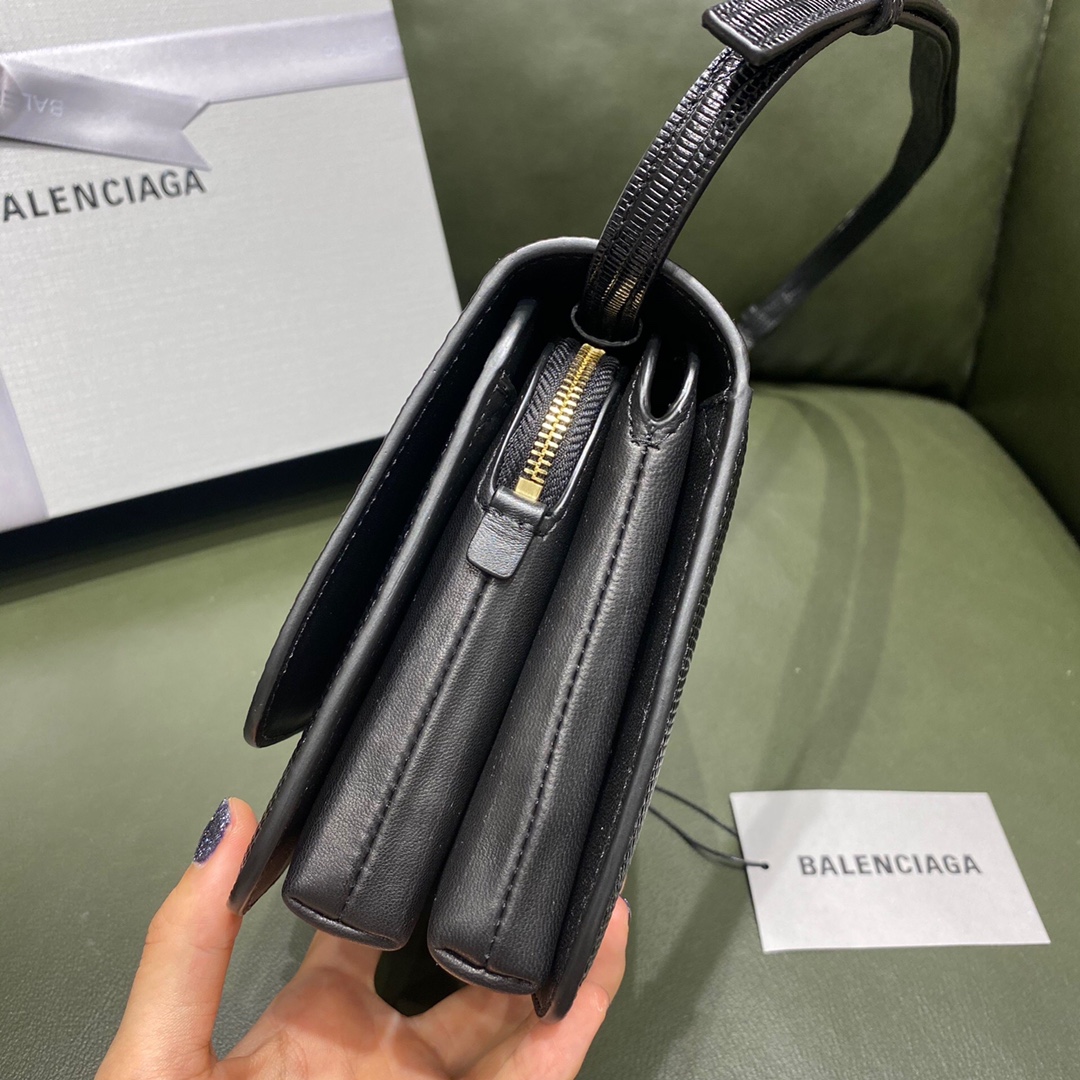 BALENCIAGA 𝘀𝗺𝗮𝗹𝗹 𝗯𝗮𝗴 crocodile print white buckle