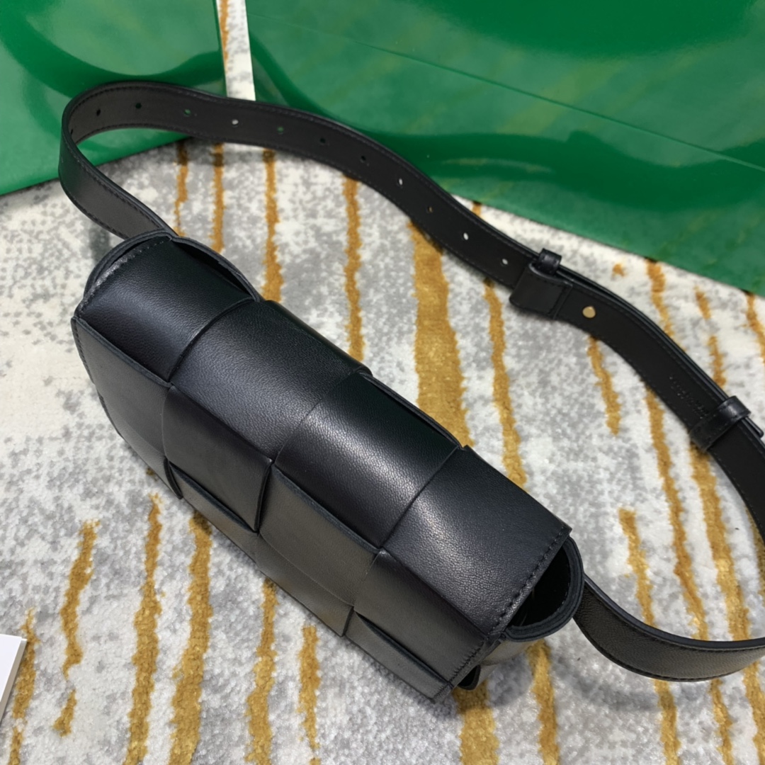 Bottega Veneta  𝗧𝗛𝗘 𝗕𝗘𝗟𝗧 𝗖𝗔𝗦𝗦𝗘𝗧𝗧𝗘 # 639367