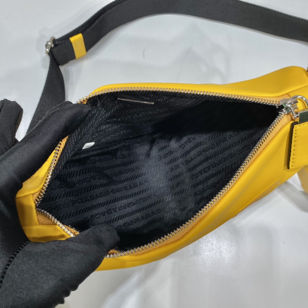 𝐏𝐑𝐀𝐃𝐀 Triangle Crossbody Bag 1BH190