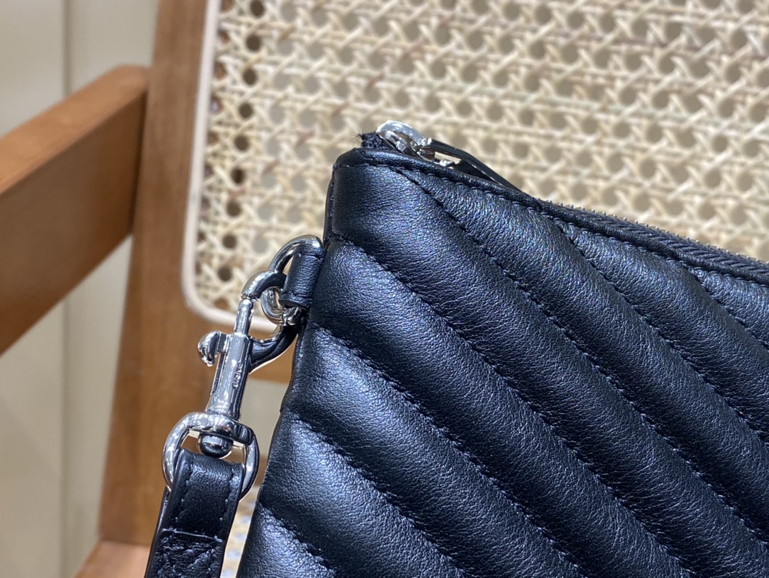 SAINT LAURENT 𝑴𝒐𝒏𝒐𝒈𝒓𝒂𝒎 𝑾𝒐𝒄  #440222