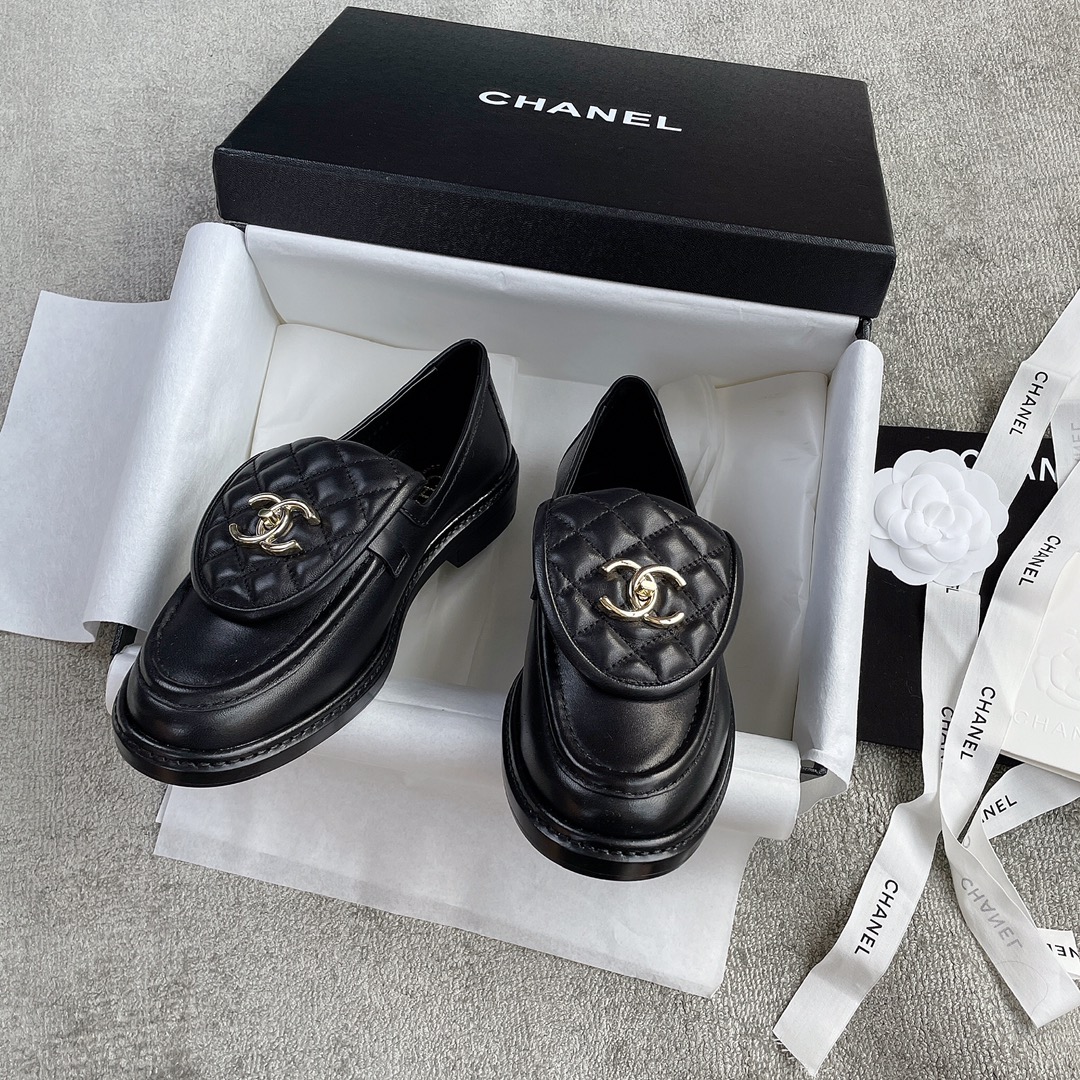 CHANEL a little retro with a flip-flop design through the dye leather sole