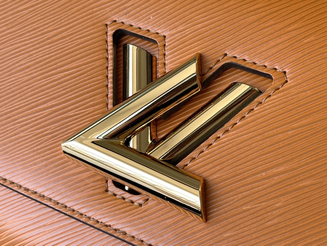 𝐋𝐎𝐔𝐈𝐒 𝐕𝐔𝐈𝐓𝐓𝐎𝐍      M21555