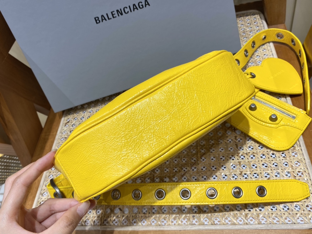 BALENCIAGA 𝐋𝐞 𝐂𝐚𝐠𝐨𝐥𝐞 Moon Bag