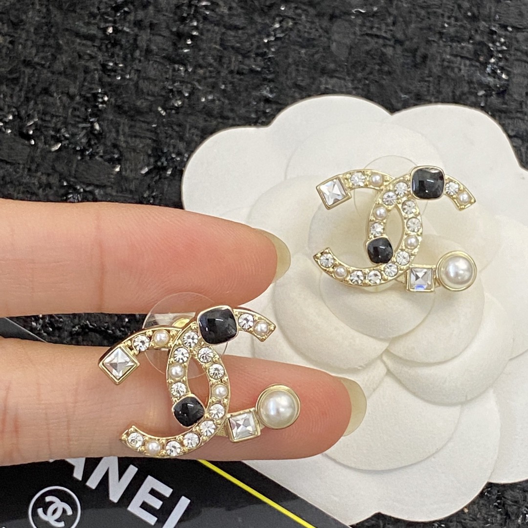 CHANEL🇫🇷Xiaoxiang Swarovski Pearl Diamond Alphabet Stud Earrings