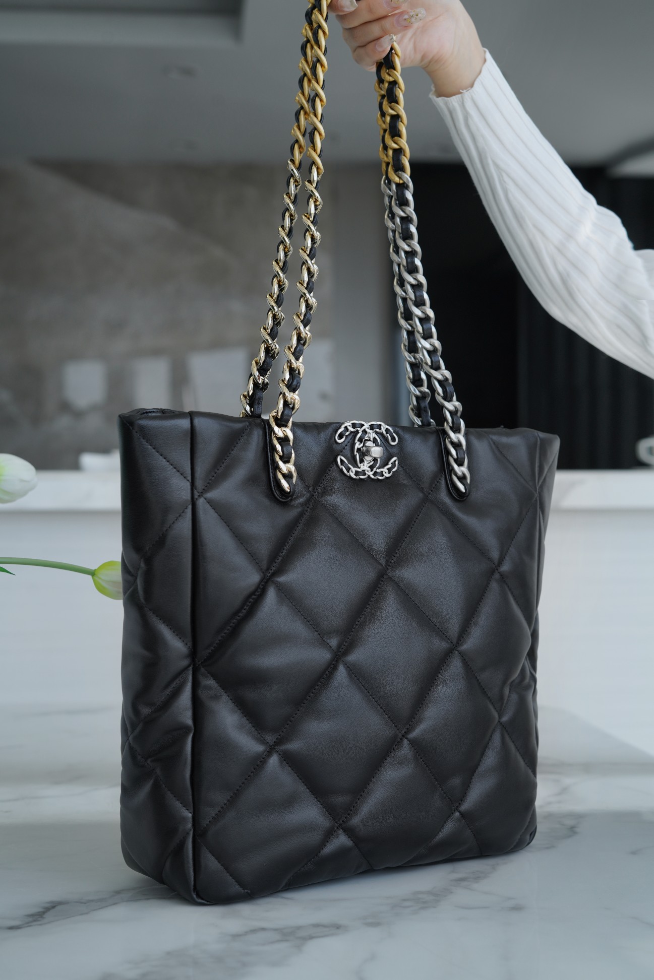 𝗖𝗛𝗔𝗡𝗘𝗟 𝟮𝟮𝗕 19 𝑩𝑨𝑮 𝑻𝒐𝒕𝒆 Italy 🇮🇹 level [box] lambskin 🐑 Genuine Leather Black Silver