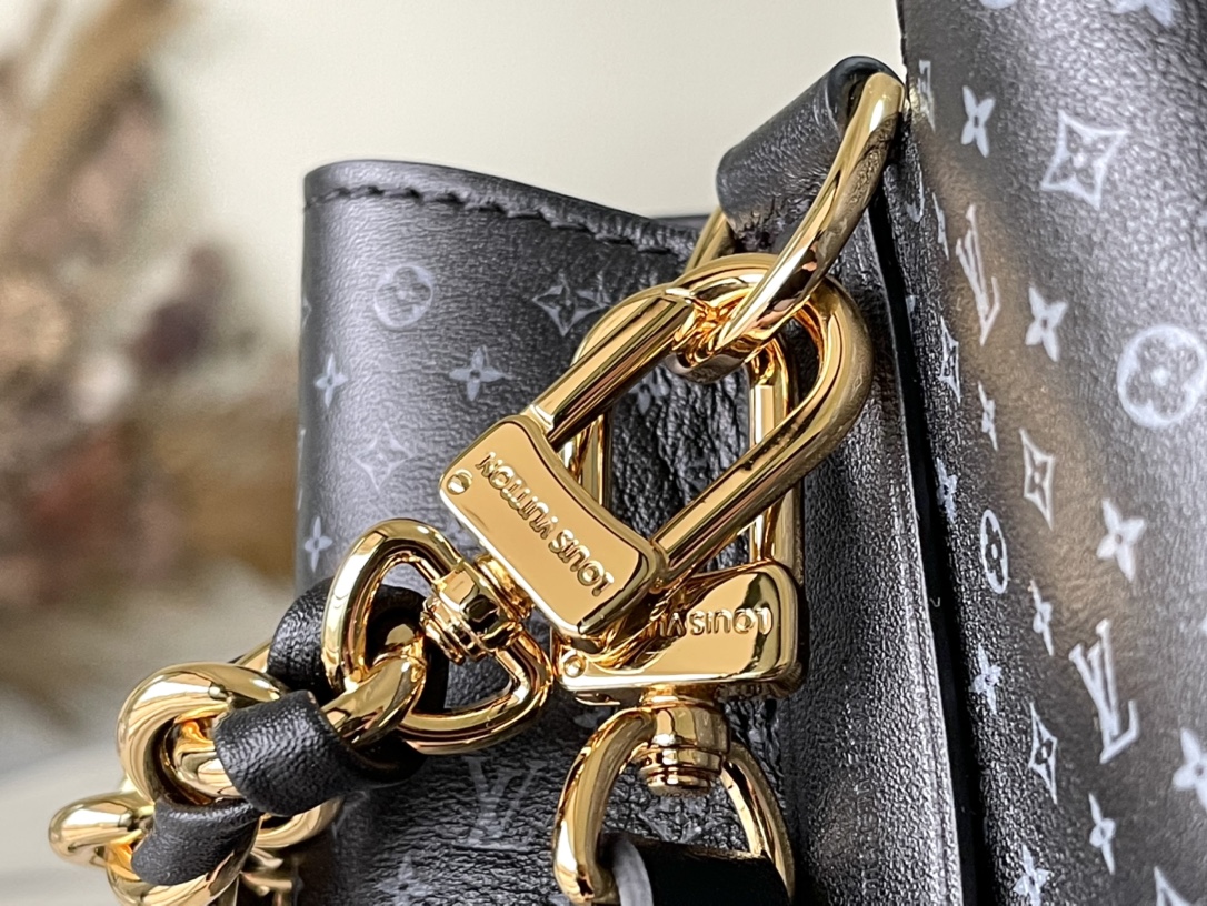 𝐋𝐎𝐔𝐈𝐒 𝐕𝐔𝐈𝐓𝐓𝐎𝐍     M22598