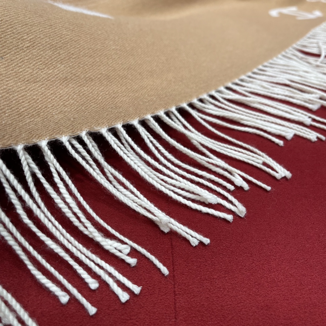 𝐂𝐡𝐚𝐧𝐞𝐥 shawl scarf 🧣 dual-use 53% cashmere ➕ 47% wool