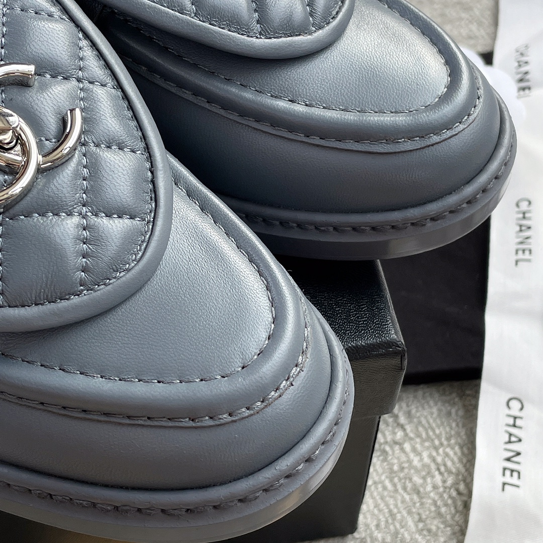 CHANEL a little retro with a flip-flop design through the dye leather sole