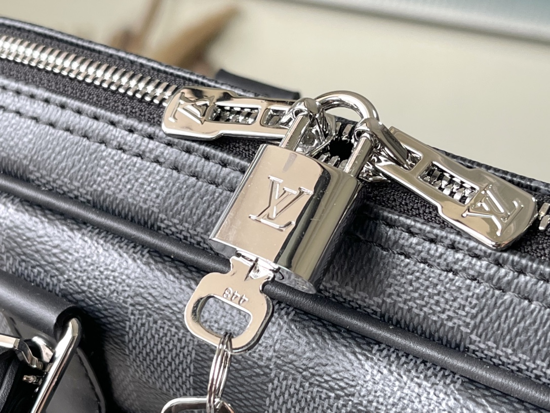 𝐋𝐎𝐔𝐈𝐒 𝐕𝐔𝐈𝐓𝐓𝐎𝐍 N40445 Voyage Small Briefcase