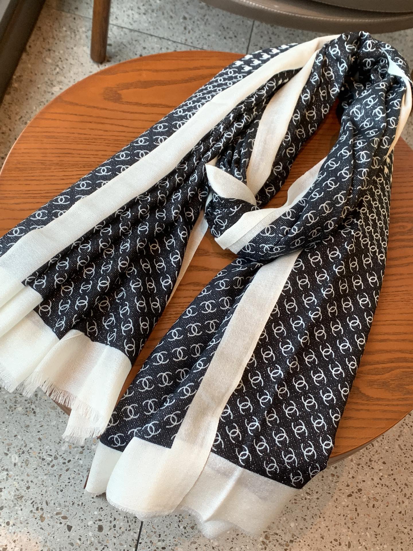 𝐂𝐡𝐚𝐧𝐞𝐥 【Houndstooth Double C Logo】Cashmere Printed Square Scarf