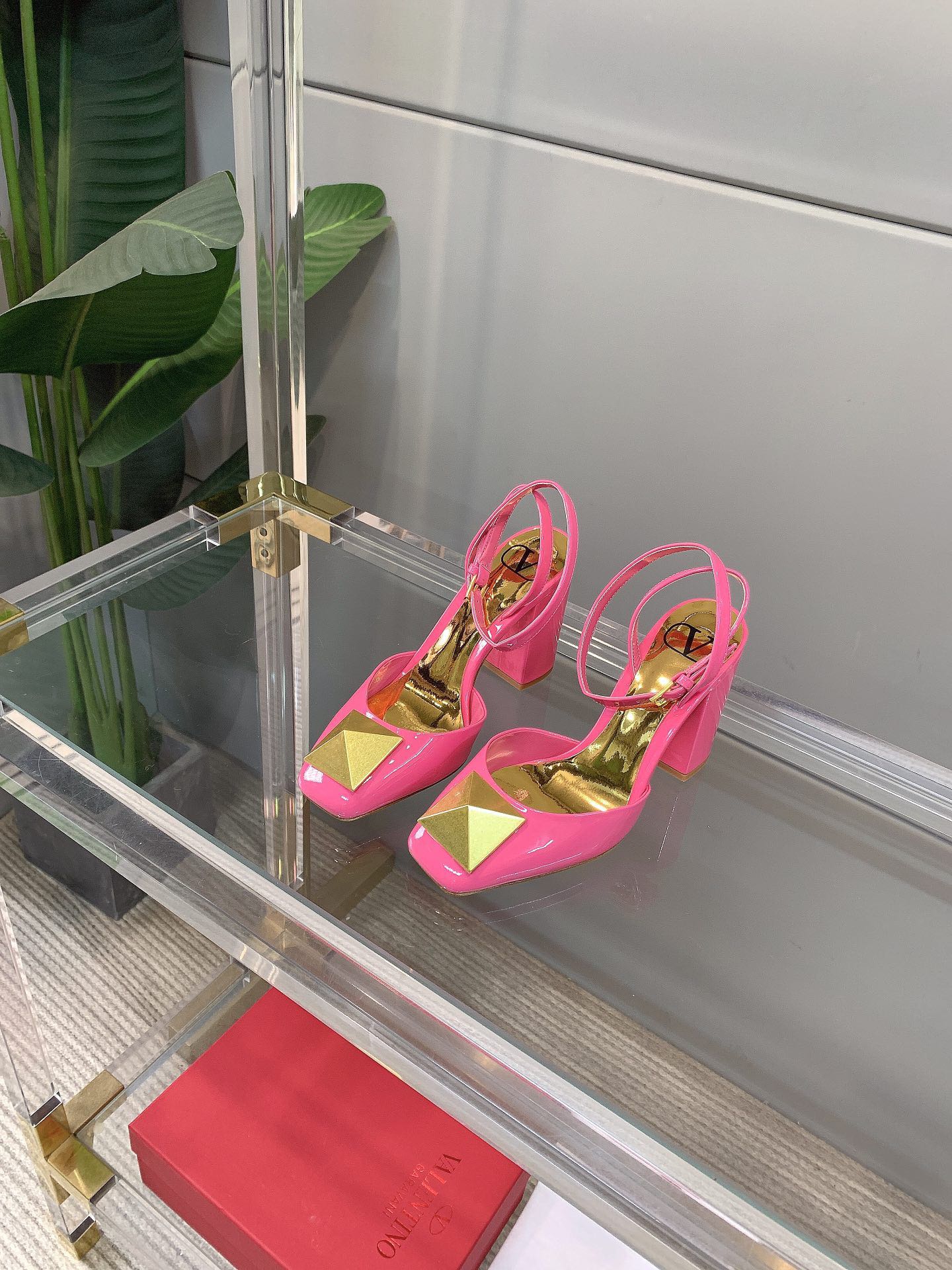 【Valentino】𝟐𝟎𝟐𝟏/𝐒𝐒 𝐧𝐞𝐰 VALENTINO 2022ss spring-summer new big studded high heelss still the classic studded collection