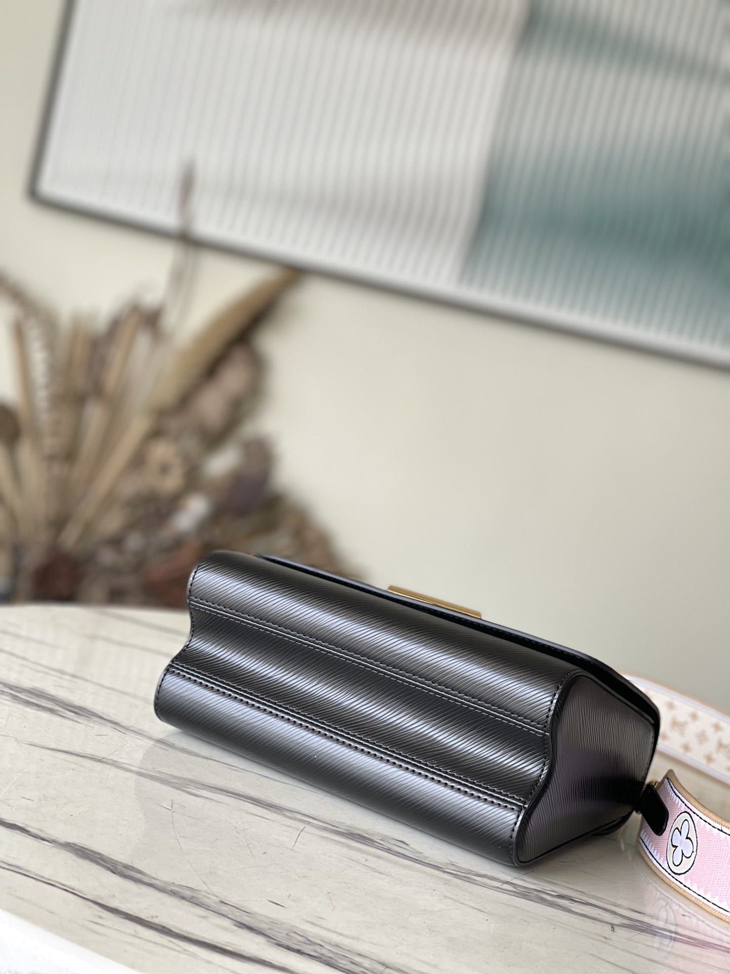 𝐋𝐎𝐔𝐈𝐒 𝐕𝐔𝐈𝐓𝐓𝐎𝐍 M22038 This Twist Medium Bag